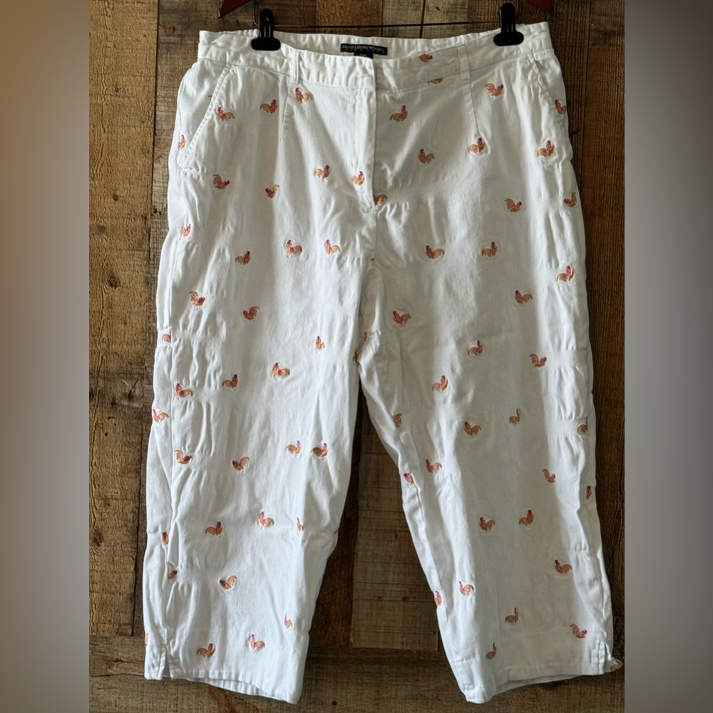 Larry Levine White Casual Capri Pants With Chicken Design